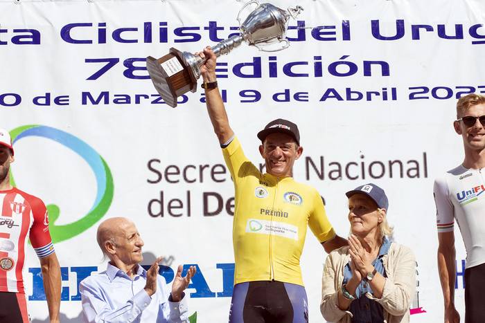 Jorge Giacinti, del club Cerro Largo, tras ganar la Vuelta Ciclista del Uruguay (09.04.2023). · Foto: Alessandro Maradei