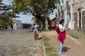 Turistas en Colonia del Sacramento. (archivo, abril de 2023) · Foto: Ignacio Dotti