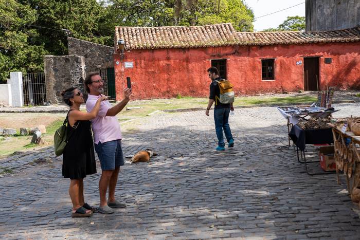 Plaza Mayor, en el barrio histórico de Colonia del Sacramento (archivo, abril de 2023). · Foto: Ignacio Dotti