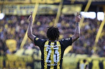 Abel Hernández durante un partido con Peñarol en el estadio Campeón del Siglo (archivo, abril de 2023). · Foto: Camilo dos Santos