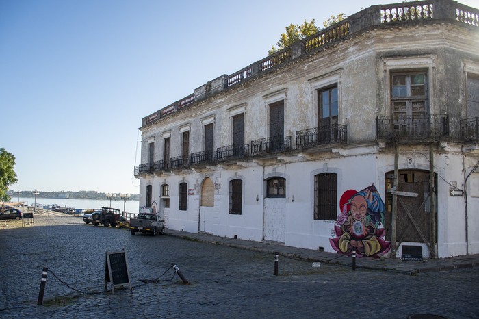 Antiguo edificio de la Prefectura en Colonia del Sacramento. (archivo, abril de 2023) · Foto: Ignacio Dotti