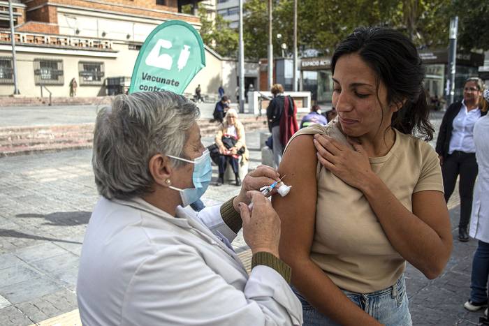 Campaña de  vacunación contra la gripe,  en la explanada de la Intendencia de Montevideo, el
21  de abril de 2023. · Foto: .