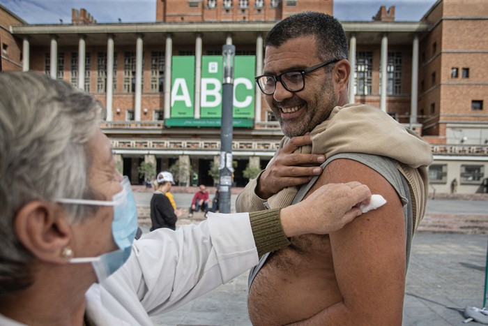 Vacunación contra la gripe en la explanada de la Intendencia de Montevideo (archivo, abril de 2023). · Foto: Ernesto Ryan
