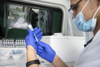 Vacunación contra la gripe (archivo, abril de 2023). · Foto: .