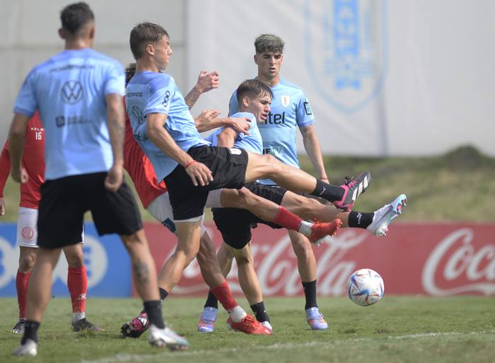 Entrenamiento de la selección uruguaya Sub 20, en el Complejo Uruguay Celeste, el 27 de abril de 2023. · Foto: Alessandro Maradei