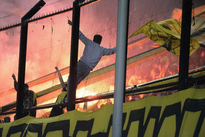 Hinchada de Peñarol en el estadio Campeón del Siglo (archivo, abril de 2023). · Foto: Alessandro Maradei