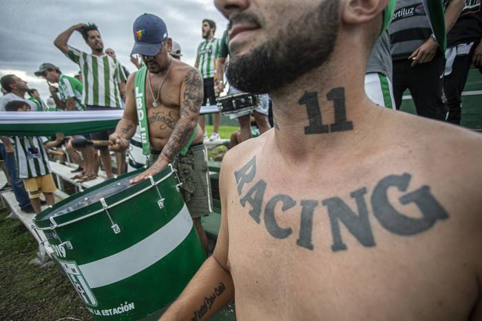 Hinchada de Racing, durante un encuentro en el estadio Parque Roberto (archivo, 2023). · Foto: Ernesto Ryan