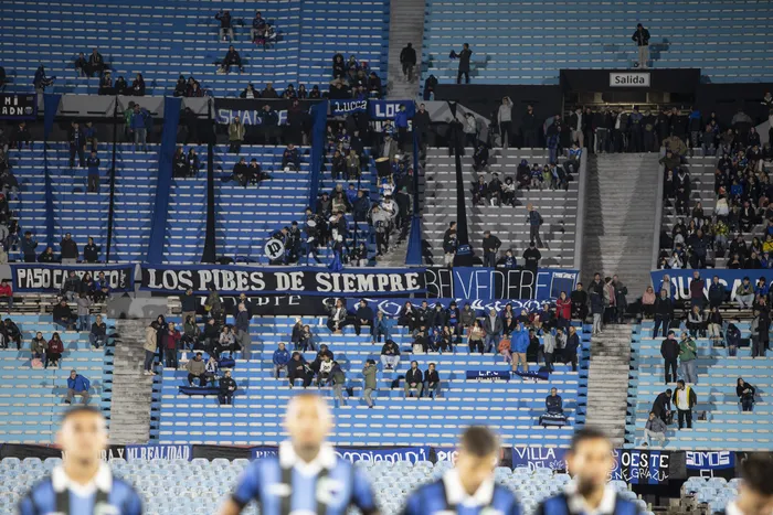 Hinchada de Liverpool, el 2 de mayo de 2023, por la Copa Libertadores, en el estadio Centenario. Foto: Camilo dos Santos