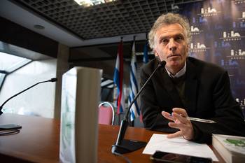 Eduardo Blasina, en la presentación del libro _Aportes de la ciencia y la tecnología a las transiciones agroecológicas_. · Foto: Mara Quintero