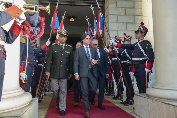 Luis Lacalle Pou saliendo del Palacio Estévez, el 4 de mayo, en Montevideo. · Foto: Alessandro Maradei