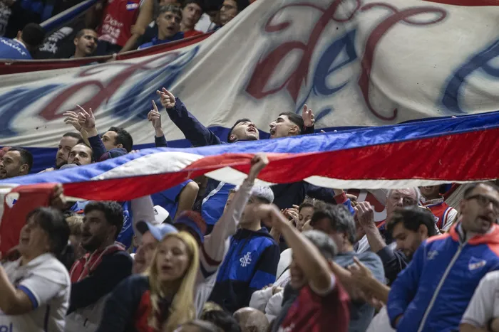 Hinchada de Nacional durante un partido por los Play-Off de la Liga Uruguaya de Basquetbol (archivo). · Foto: Camilo dos Santos