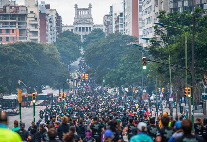 Maratón de Montevideo en su pasaje por Av. del Libertador (07.05.2023). · Foto: Martín Varela Umpiérrez