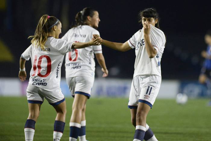 Solange Lemos, Rocío Martínez y Jennifer Gómez, de Nacional, el 7 de mayo en el estadio Charrúa. · Foto: Alessandro Maradei