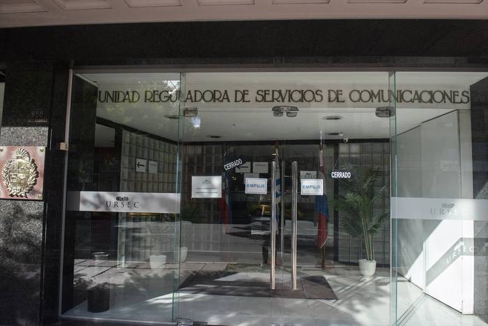 Sede de la Unidad Reguladora de Servicios de de Comunicaciones, el 9 de mayo, en Montevideo. · Foto: Alessandro Maradei