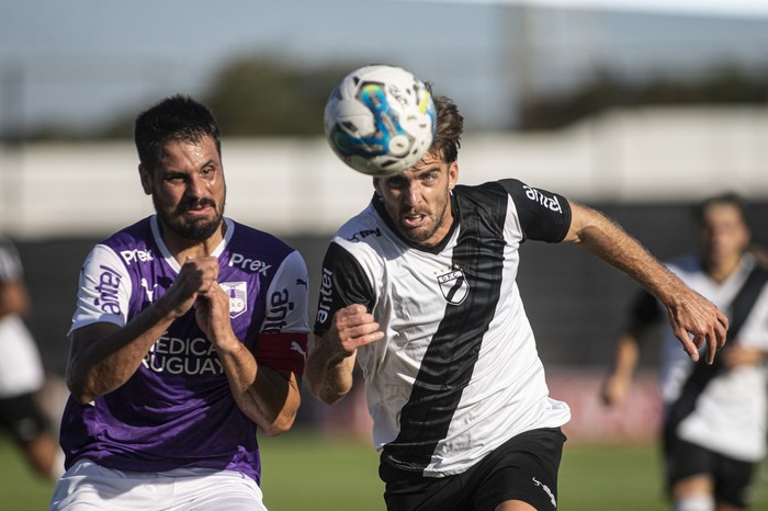 Guillermo de los Santos, de Defensor Sporting, y Guillermo May, de Danubio, en el estadio Luis Franzini (archivo, mayo de 2023). · Foto: Ernesto Ryan