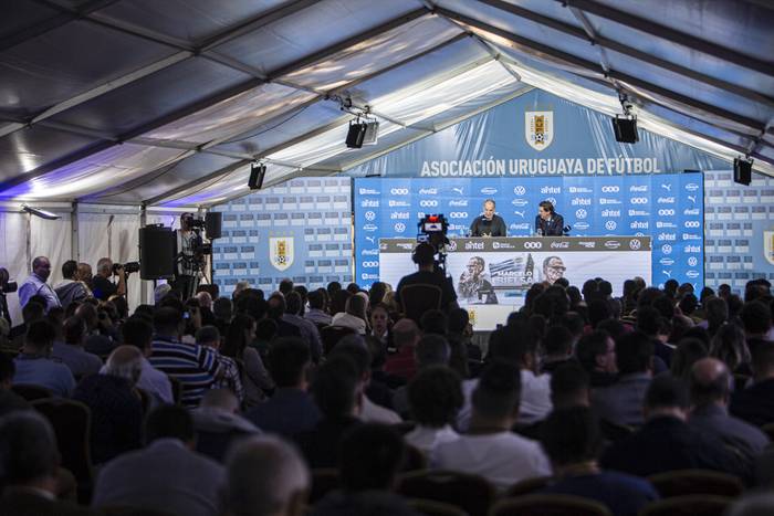 Presentación de Marcelo Bielsa en el estadio Centenario. · Foto: Ernesto Ryan
