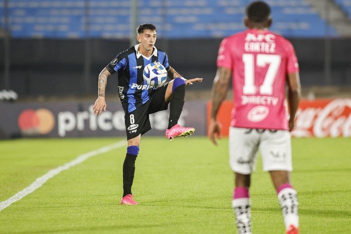 Gonzalo Nápoli, de Liverpool, durante un partido ante Independiente del Valle, en el estadio Centenario (archivo, mayo de 2023). · Foto: Ernesto Ryan