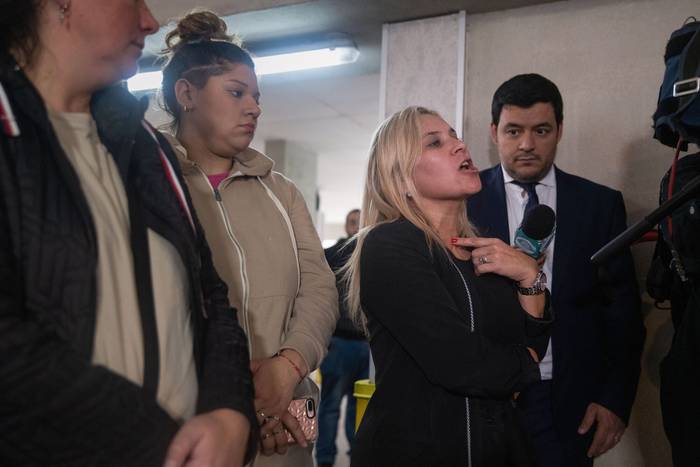 Foto principal del artículo 'Mujer irrumpió en acto de entrega de apartamentos y cuestionó a Lozano por “acomodo político” de militante' · Foto: Mara Quintero
