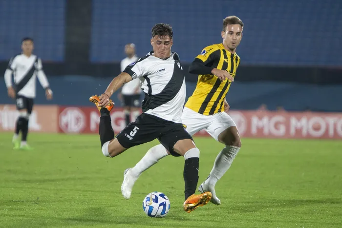 Santiago Silva, de Danubio y Néstor Camacho, de Guaraní, durante un partido de la Conmebol en el estadio Centenario (archivo, 2023). · Foto: Camilo dos Santos