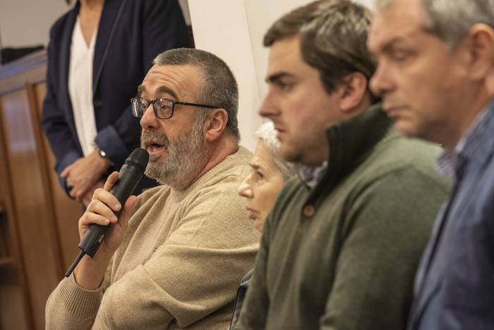 Intervención del diputado del FA Carlos Rodríguez; a su lado, la senadora del FA Amanda Della Ventura, el diputado del PN Álvaro Rodríguez Hunter y el intendente de Florida Guillermo López. · Foto: Martín Varela Umpiérrez