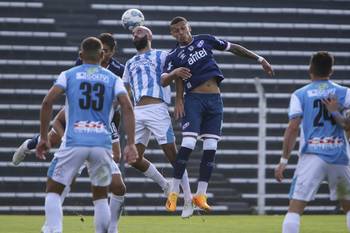 Franco Fagúndez, de Nacional y Gastón Pérez, de Cerro, el sábado 3 de junio en el estadio Jardines del Hipódromo. · Foto: Camilo dos Santos