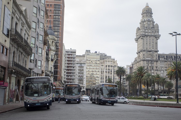Vista de la plaza Independencia y el Palacio Salvo, en Montevideo (archivo). · Foto: Rodrigo Viera Amaral
