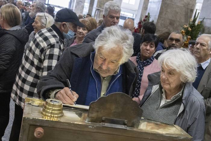 José Mujica y Lucía Topolansky, el 5 de junio, en el velatorio de Mariano Arana, en el atrio de la Intendencia. · Foto: .