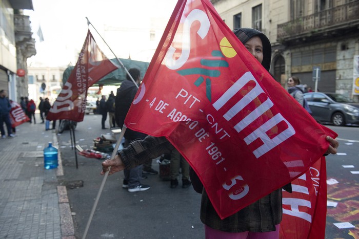 Trabajadores de SIMA, en la puerta del MTSS (archivo, junio de 2023). · Foto: Alessandro Maradei