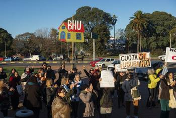 Deudores del BHU, fuera del Palacio Legislativo (archivo, 2023). · Foto: Alessandro Maradei