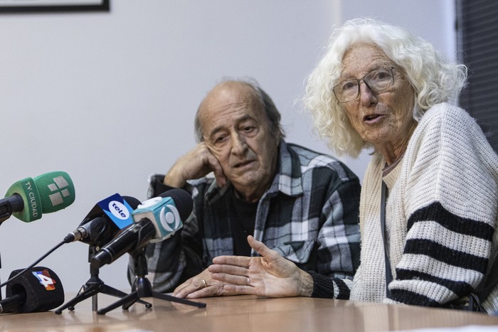 Javier Tassino y Elena Zaffaroni, en la Asociación de Prensa del Uruguay. · Foto: Ernesto Ryan