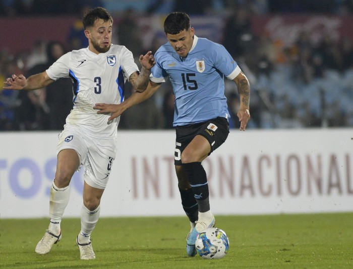 Oscar Acevedo, de Nicaragua, y Maximiliano Araújo, de Uruguay, durante un partido amistoso, el 14 de junio de 2023, en el estadio Centenario. · Foto: Alessandro Maradei