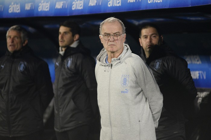 Marcelo Bielsa, durante un amistoso en el estadio Centenario (archivo, 2023). · Foto: Alessandro Maradei