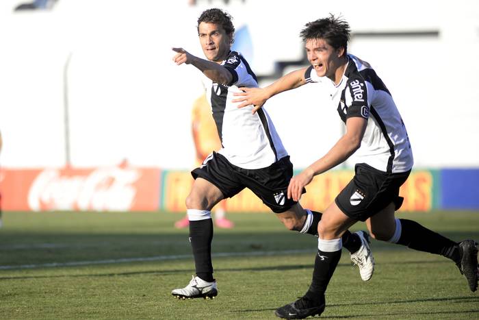 Sebastián Fernández, celebra su gol junto a Rafael Haller, el 16 de junio, en el estadio Jardines del Hipódromo. · Foto: Alessandro Maradei