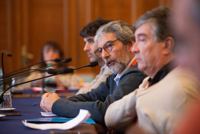 Anibal Peluffo, Pablo Andrade y Roberto Bleda, de AEBU, en el Parlamento. · Foto: Mara Quintero