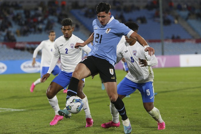 Thiago Borbas, de Uruguay, durante un amistoso internacional contra Cuba, en el estadio Centenario (archivo, junio de 2023). · Foto: Camilo dos Santos