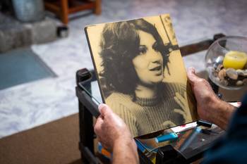 Juan Sabalsagaray, sostiene un cuadro de Nibia, en su casa en Juan Lacaze (archivo, 2023). · Foto: Ignacio Dotti