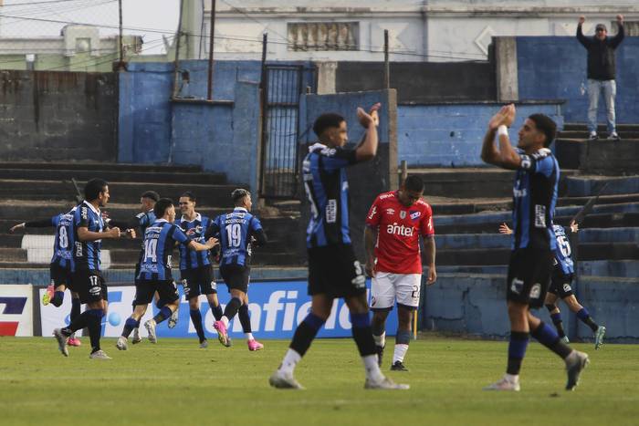 Gol de Gonzalo Nápoli, el 23 de junio, por el Torneo Intermedio, en el estadio Belvedere. · Foto: Camilo dos Santos