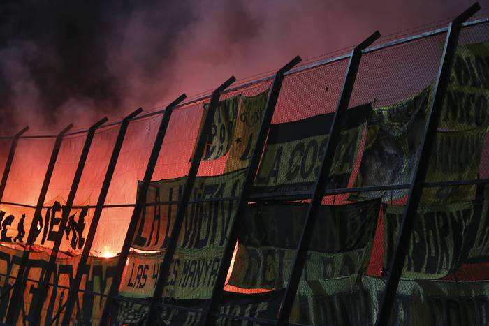 Hinchada de Peñarol, el 24 de junio, durante el partido por la tercera fecha del Torneo Intermedio entre Wanderers y Peñarol, en el Parque Alfredo Víctor Viera. · Foto: Camilo dos Santos