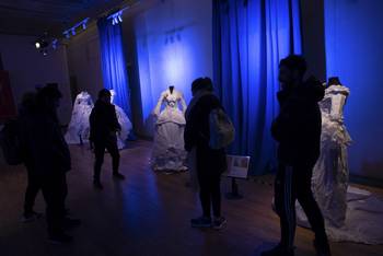 Exposición _Trajes de papel. Costumes en papier_, organizada por estudiantes del curso Diseño Teatral Integrado III de la carrera de Diseño Teatral de la Escuela Municipal de Arte Dramático (archivo, junio de 2023). · Foto: Martín Varela Umpiérrez