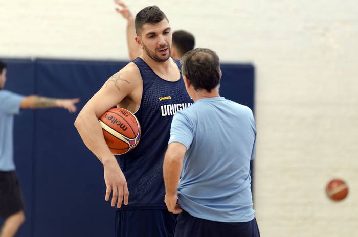 Esteban Batista hablando con Rubén Magnano, entrenador de la selección uruguaya de basquetbol (archivo, febrero de 2019). · Foto: Pablo Vignali