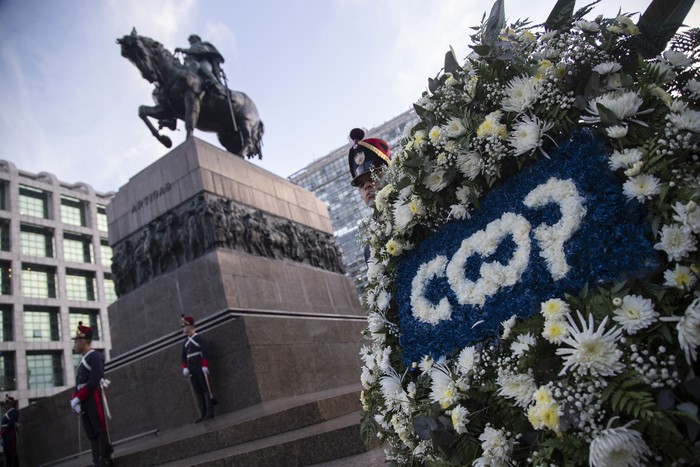 Ofrenda floral en la plaza Independencia por el Día Internacional de las Cooperativas (archivo, julio de 2023). · Foto: Camilo dos Santos