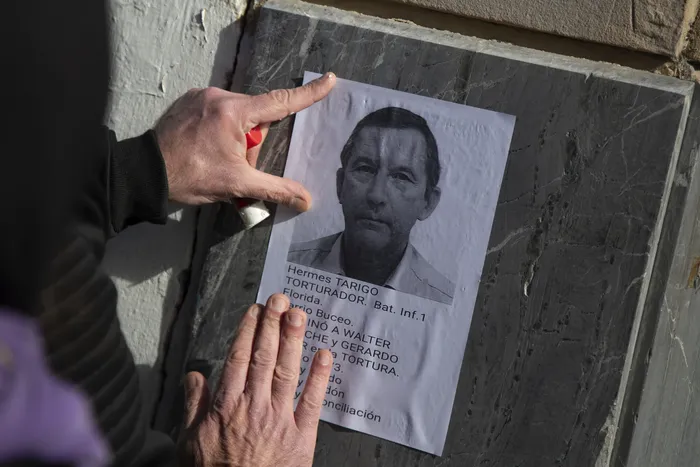Pegatina de Hermes Tarigo Giordano, ex coronel acusado de crímenes en la dictadura militar, mientras declaraba en el juzgado de Bartolomé Mitre (archivo, julio de 2023). · Foto: Camilo dos Santos