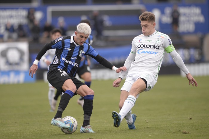 Gastón Martirena, de Liverpool, e Yvo Calleros, de Plaza Colonia, durante un partido por el Torneo Intermedio en el estadio Belvedere (archivo, julio de 2023). · Foto: Alessandro Maradei