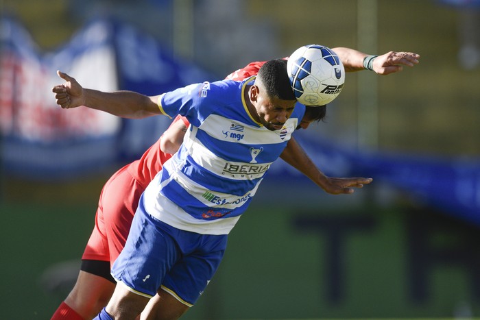 Sergio Montero, de Libertad, y George dos Santos, de Universitario, en el partido Libertad-Universitario, semifinal de ida de la 19ª Copa Nacional de Clubes, Divisional A, el 16 de julio de 2023, en el estadio Domingo Burgueño. · Foto: Fernando Morán