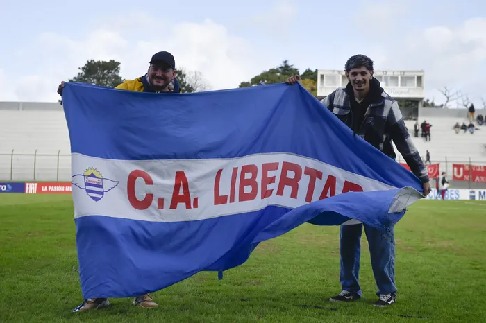 Hinchas de Libertad previo a la semifinal de ida de la 19ª Copa Nacional de Clubes, Divisional A, en el estadio Domingo Burgueño, en Maldonado (archivo, julio de 2023) · Foto: Fernando Morán