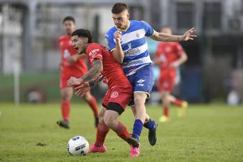 Tomás Medina, de Universitario, y Rodrigo Tabárez, de Libertad, en el partido Libertad (San Carlos)-Universitario (Salto) (archivo, julio de 2023) · Foto: Fernando Morán, Agencia Gamba
