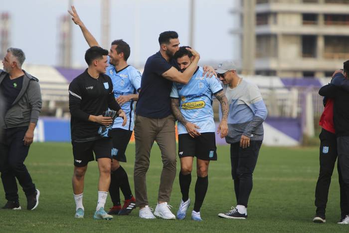 Joaquín Boghossian y Guillermo Firpo, de Uruguay Montevideo, durante un partido ante Tacuarembó en el Parque Capurro (archivo, julio de 2023). · Foto: Camilo dos Santos