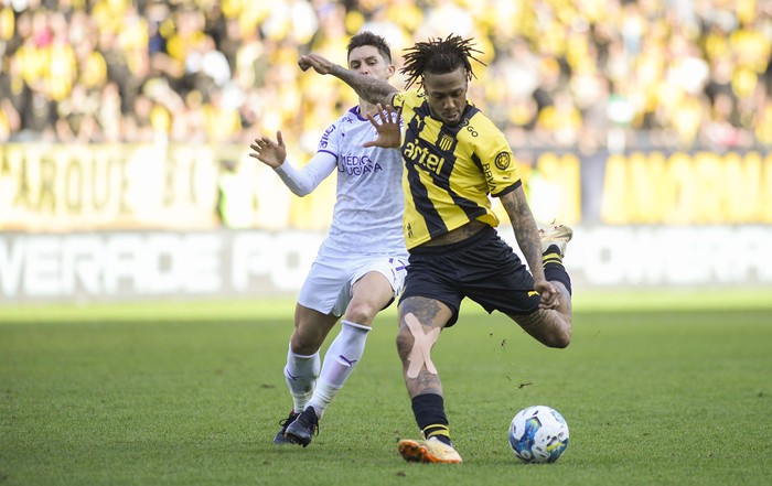 Rodrigo Pérez, de Defensor Sporting, Abel Hernández, de Peñarol, en el estadio Campeón del Siglo (archivo, 2023). · Foto: Alessandro Maradei