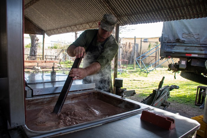 Militares del Batallón N°4 de Colonia, realizando chocolate para la novena Fiesta del Chocolate en Nueva Helvecia. · Foto: Ignacio Dotti Militares del Batallón N°4 de Colonia, realizando chocolate para la novena Fiesta del Chocolate en Nueva Helvecia. · Foto: Ignacio Dotti
