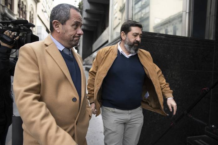 Miguel Fossatti, abogado, y Marcelo Acuña entrando a Fiscalía, el 25 de julio de 2023. · Foto: Mara Quintero